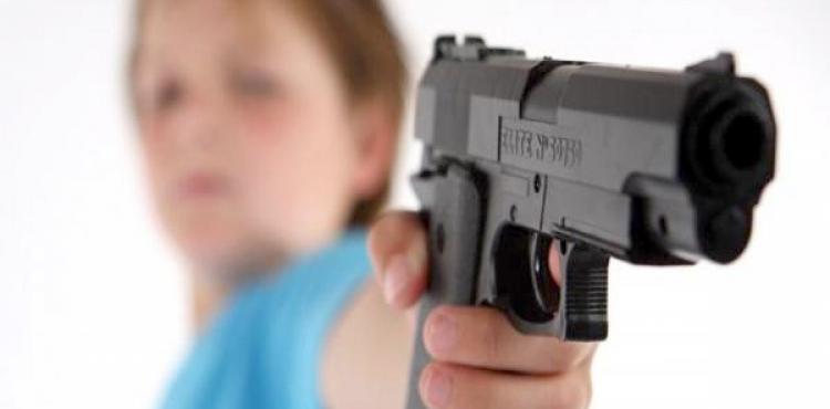 طفل يطلق النار..jpg