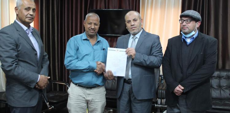 صورة لرئيس سلطة الأراضي ومواطنين (1).jfif