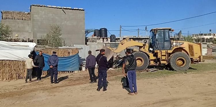سلطة الأراضي تزيل تعديات على أراضي حكومية