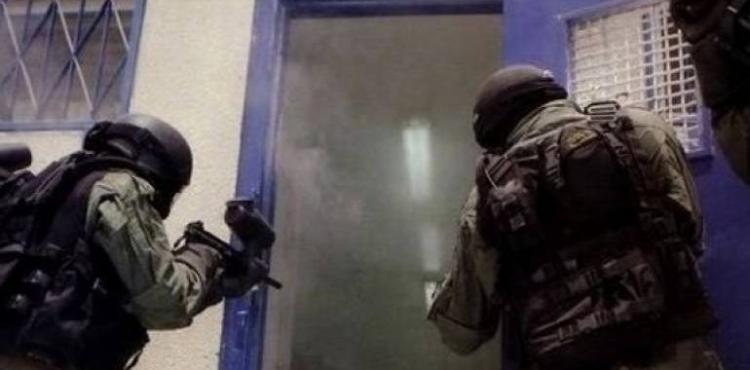 اعتداء على الأسيرات.jpg