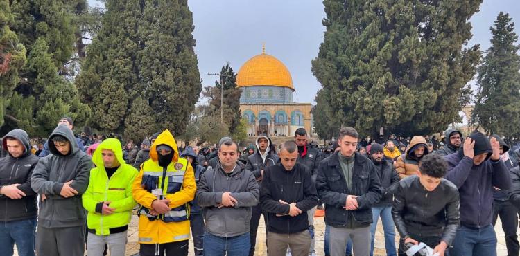 صلاة الجمعة في الأقصى.jpg