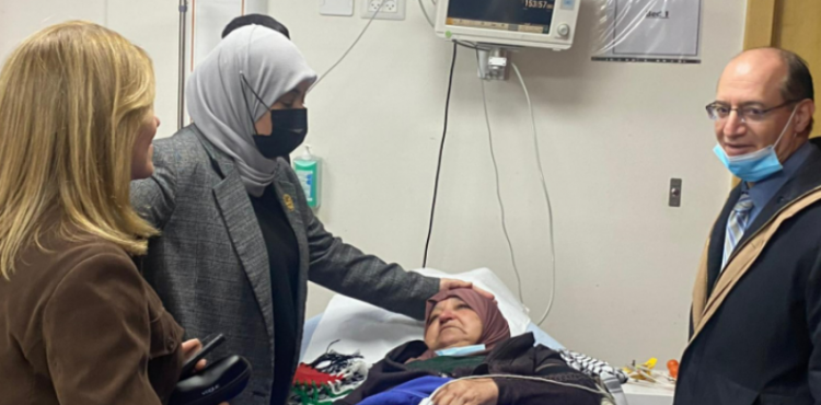 والدة الاسير ناصر أبو حميد.png