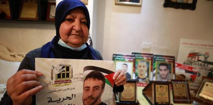 والدة الاسير ناصر ابو حميد.jpg