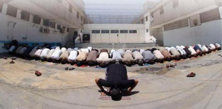 صلاة الأسرى.jpg