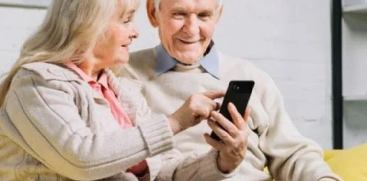 مسن يحمل هاتف.jpg