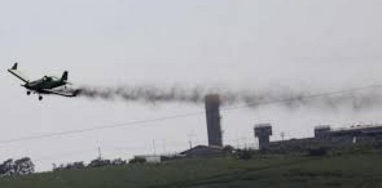 رش مزروعات المواطنين بالمبيدات.jpg