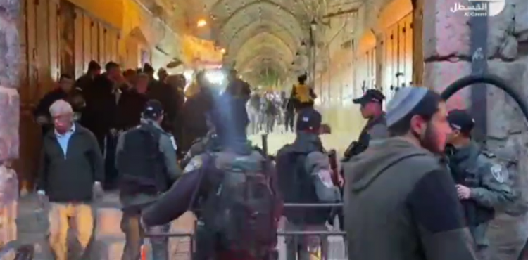 اصابة مستوطنين بجراح محتلفة.PNG