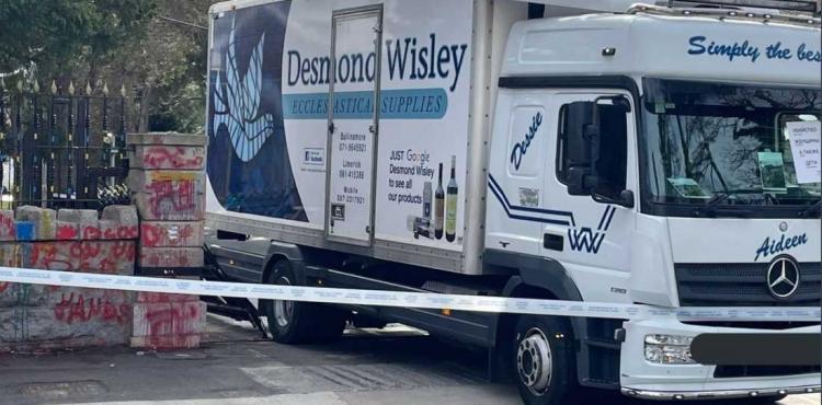 شاحنة تقتحم السفارة الروسية.jfif