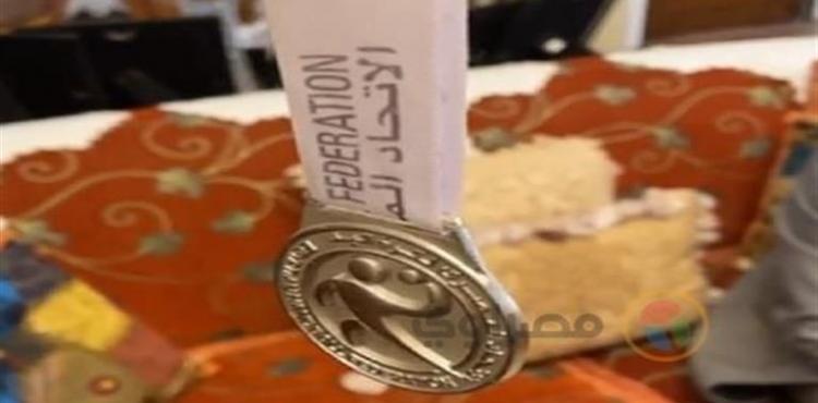 ميدالية فضيةتم قبول استقالة نائب رئيس نادي الزمالك المصري، مصطفى هدهود، على خلفية اتهامه بسرقة ميدالية خلال مراسم تتويج بطولة نهائي كأس مصر لكرة اليد.  وأعلن مرتضى منصور رئيس الزمالك موافقة مجلس إدارة ناديه على استقالة هدهود من منصب نائب الرئيس اليوم.   و