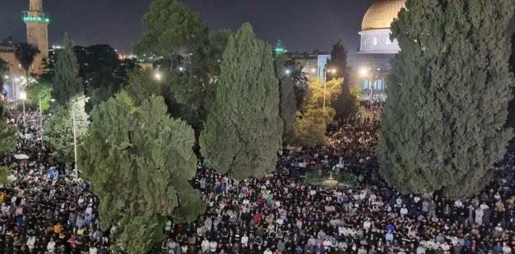مقدسيون يحيون ليلة القدر بالأقصى