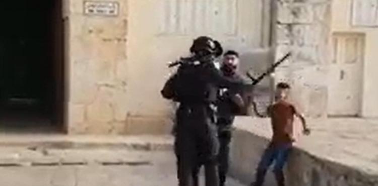 الاعتداء على طفل ووالده