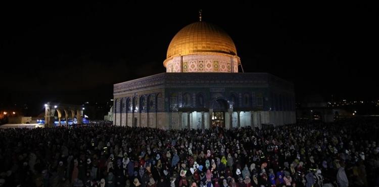 صلاة الفجر في الأقصى.jpg