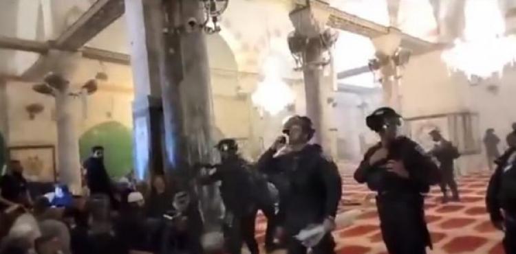 الاحتلال داخل المصلى القبلي