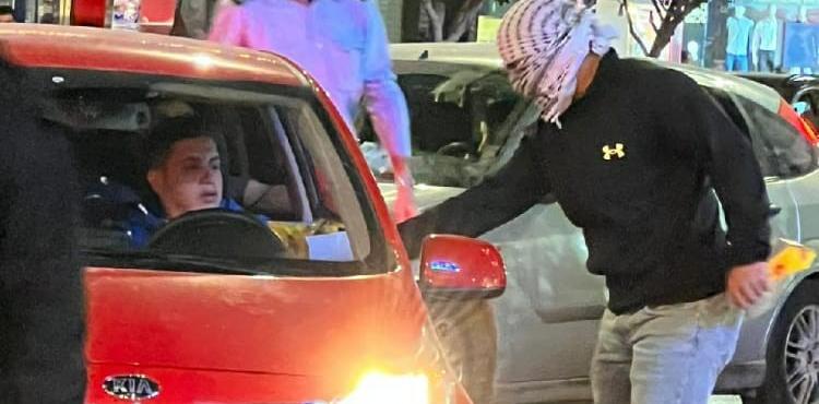 فرحة بالعملية توزيع الحلويات.jpg