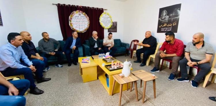 السنوار يزور مكتب الجزيرة بغزة ويعزي بالشهيدة أبو عاقلة