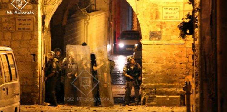 اعتداء قوات الاحتلال على المقدسيين عند باب حطة أحد أبواب المسجد الأقصى.jpg