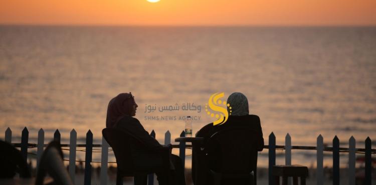 مواطنون على شاطئ بحر غزة (6).jpeg