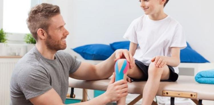 أخصائي علاج طبيعي للأطفال.jpg