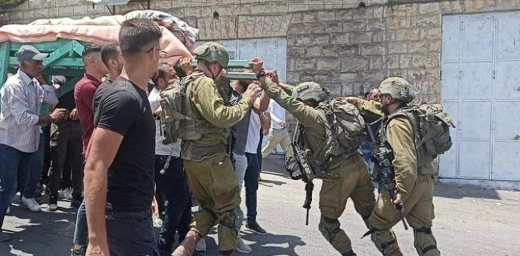 قوات الاحتلال تعتدي على جنازة فلسطينية.jpg