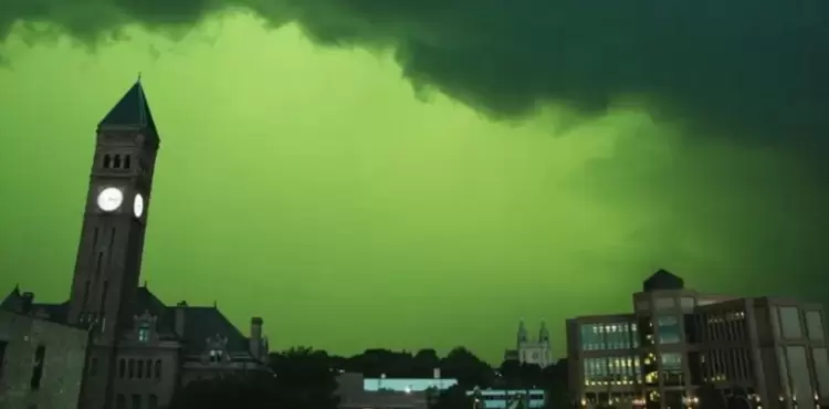 السماء خضراء