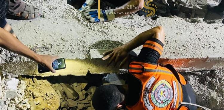 البحث عن ناجين في قصف رفح 2.jfif