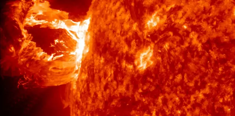 انفجار في الشمس أقوى توهج شمسي ارتفاع درجات الحرارة حالة الطقس اليوم مرتفعة جدا.webp