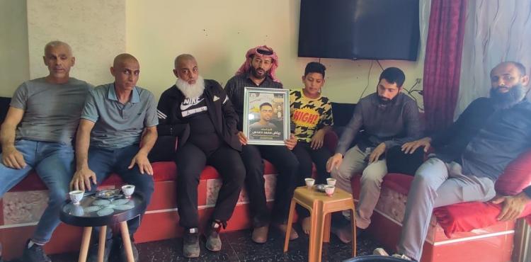 وفد الجهاد يزور عائلة الأسيرين دعدس في نابلس