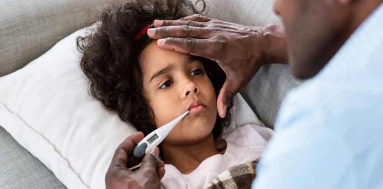 طفل مريض بالزكام.jpeg