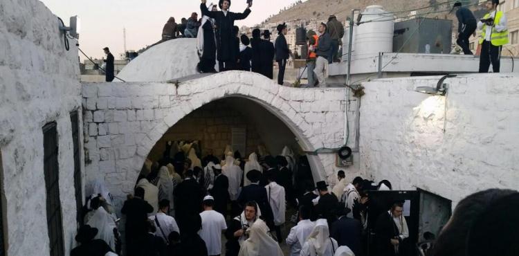 مستوطنون يقتحمون قبر يوسف في نابلس