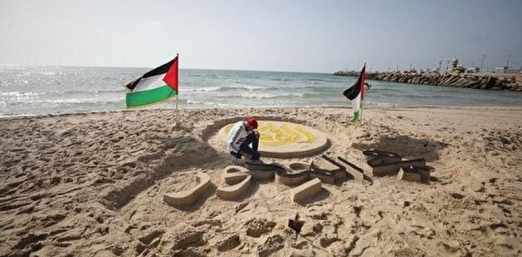 منحوتة رملية على شاطئ غزة.jpg