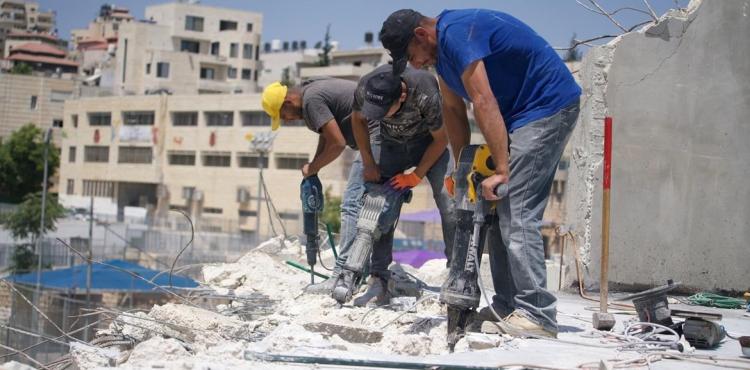 مواطن يهدم منزله في القدس بيده.jfif