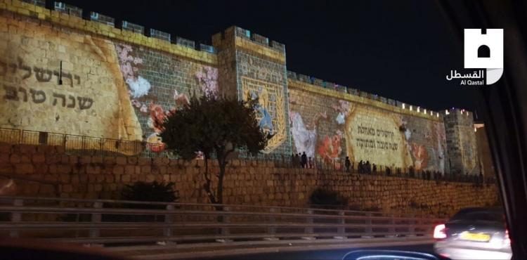 الاحتلال "يشوه" سور القدس بشعارات تلمودية