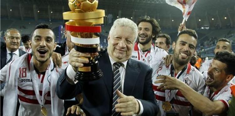 رئيس الزمالك يرفع كأس السوبر المصري السعودي
