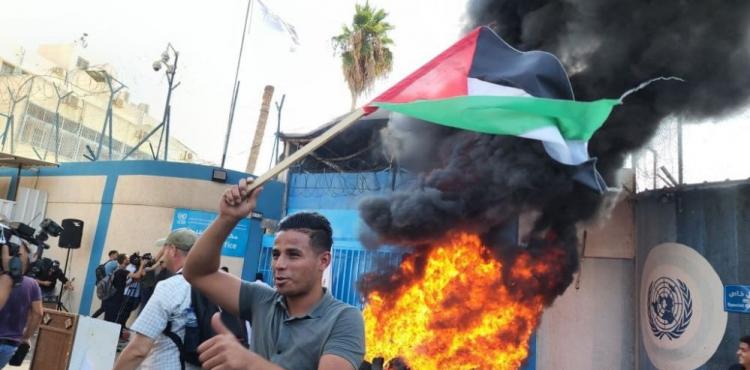 اشتعال النيران في ابواب الوكالة الاونروا بغزة.jfif