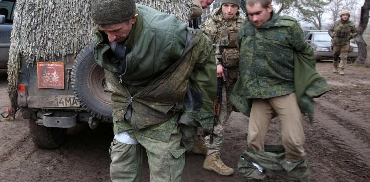 اعتقال جنود روس في أوكرانيا.jpg