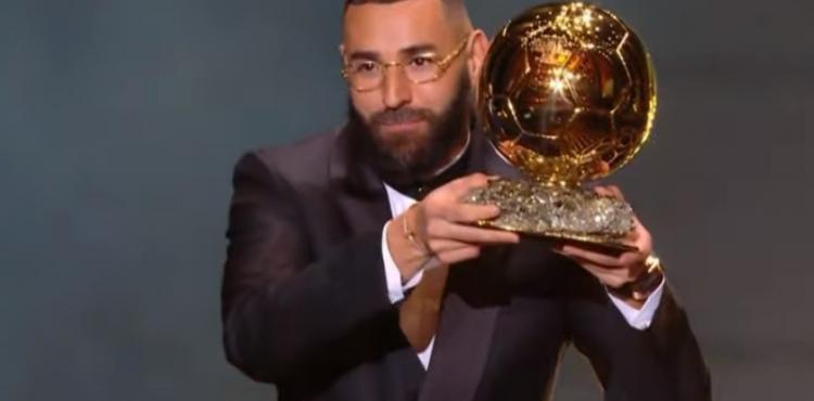 كريم بنزيما يتوج بجائزة الكرة الذهبية لأفضل لاعب في العالم.jpg