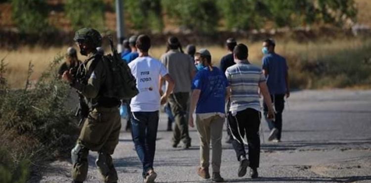 مستوطنون وجنود الاحتلال يعتدون على المواطنين في نابلس.jpg