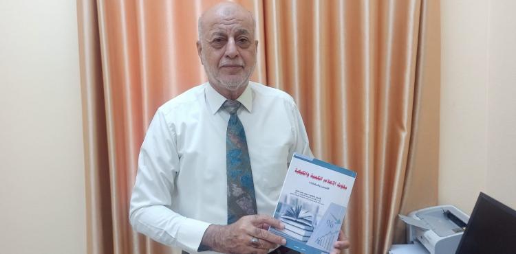  أستاذ الصحافة بالجامعة الإسلامية جواد الدلو