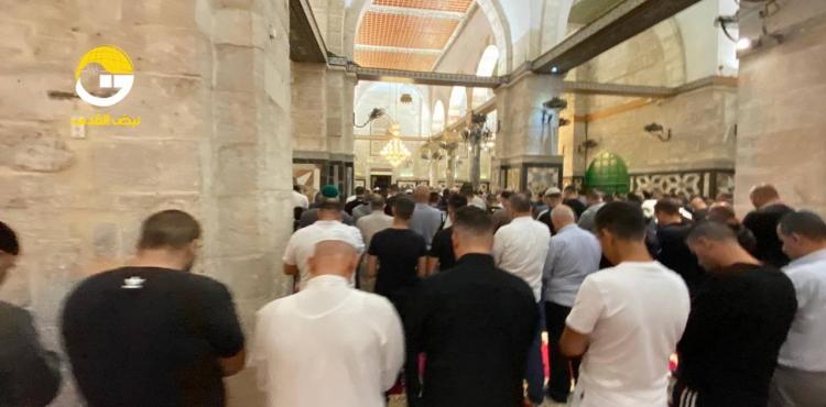 صور صلاة الفجر في الأقصى.jpg