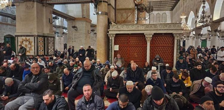 صلاة الفجر في الأقصى.jpg
