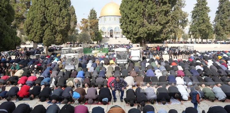 الصلاة بالاقضى.jpg