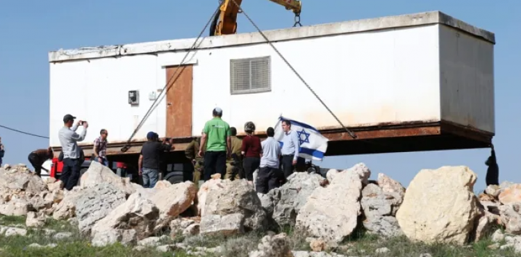 مستوطنون ينصبون بيتا متنقلا غرب بيت لحم