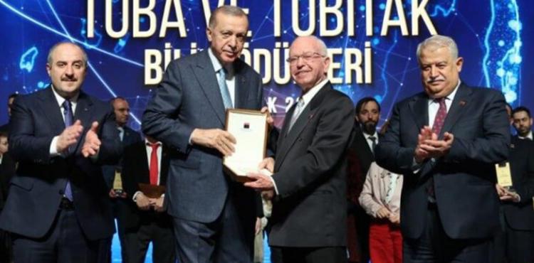 أردوغان يمنح مؤرخًا صهيونيًا جائزة الأكاديمية التركية للعلوم