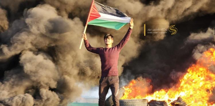 شاب يرفع علم فلسطين (2).jpeg