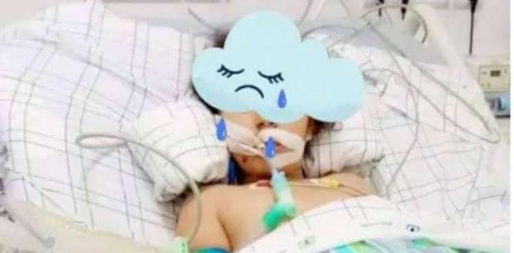 طفلة فلسطينية تجلس عدى سرير المرض وتتلقى العلاج اللازم لعيونها