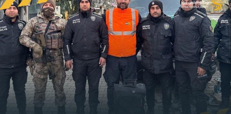 التركي يتوسط رجال الشرطة لدى تسليمه مبلغ 4 ملايين دولار