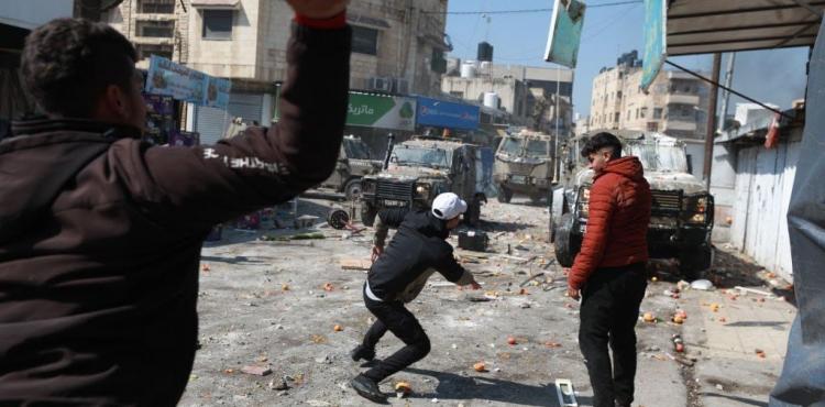 المواطنون يتصدون لـ اقتحام قوات الاحتلال بعد مواجهات في الضفة.jpg