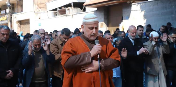 صلاة الجمعة أمام الصليب الأحمر دعما للأسرى