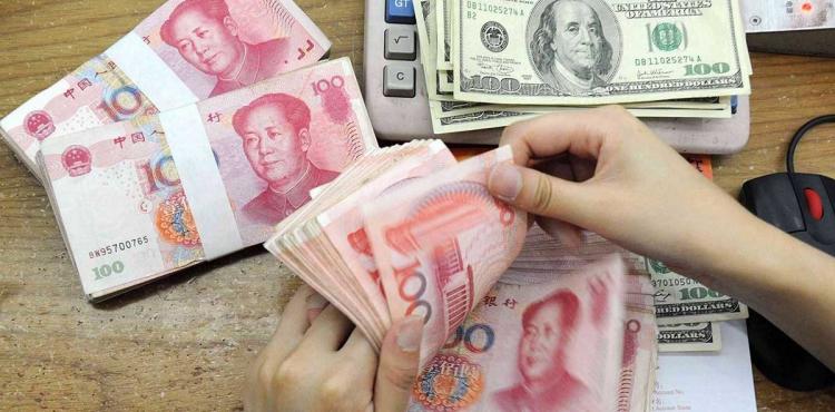 اليوان والدولار.jpg