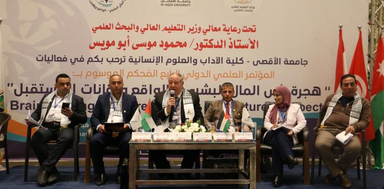 جامعة الأقصى كلية الآداب والعلوم الإنسانية تنجر فعاليات اليوم الأول من مؤتمرها الرابع 7.jpg